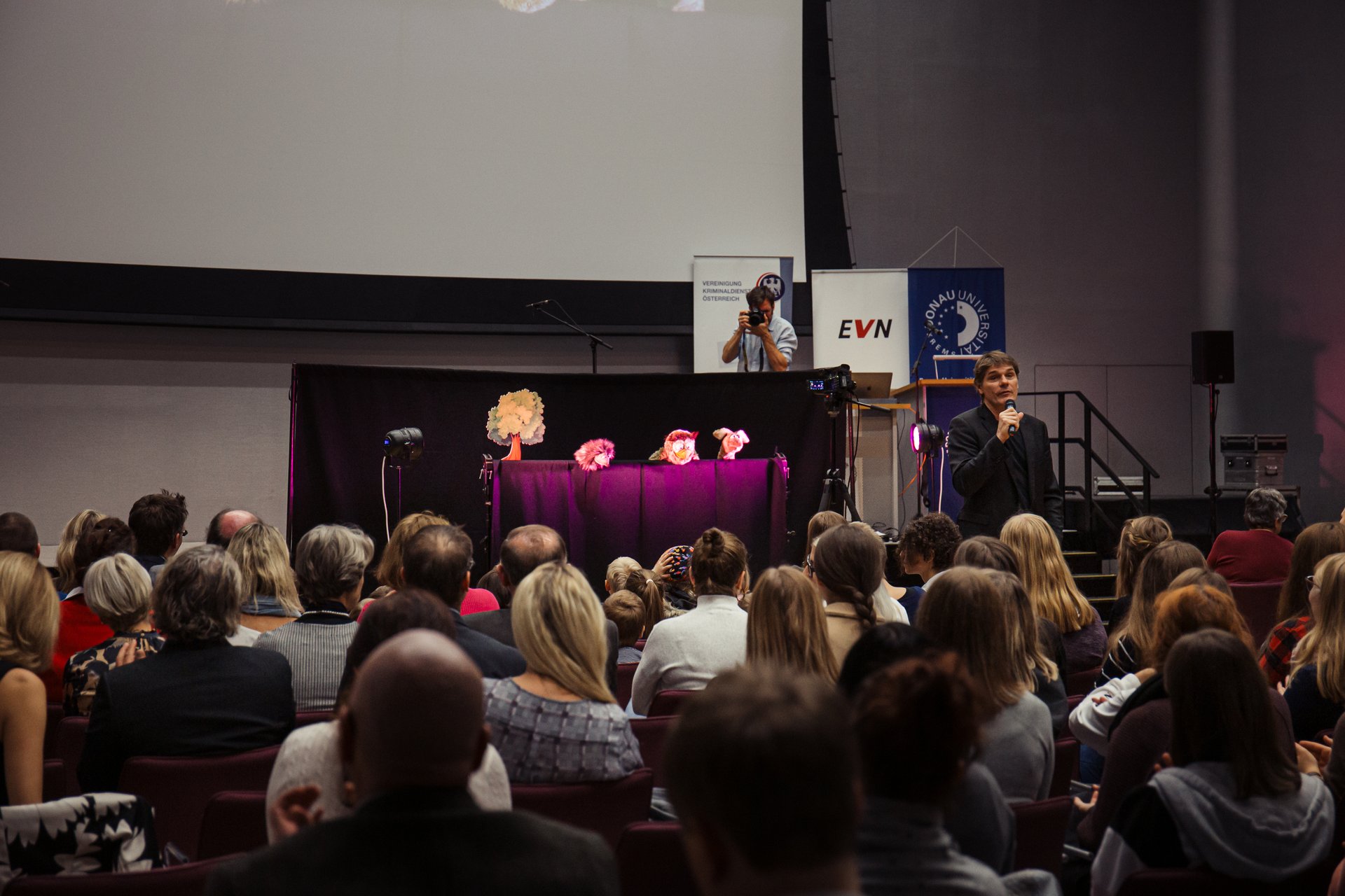 Foto vom Saal mit vielen Teilnehmerinnen und Teilnehmern