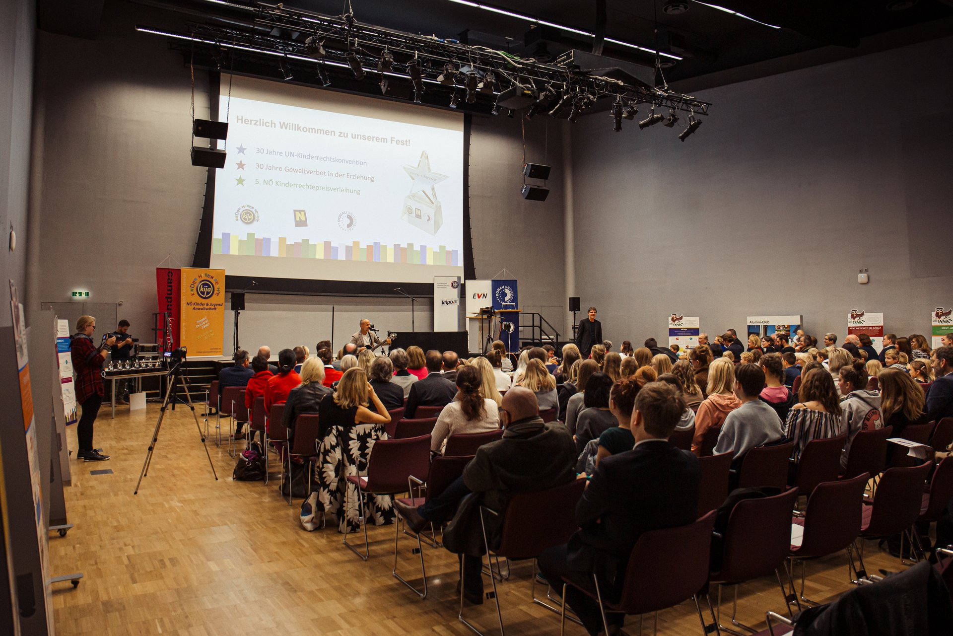 Foto vom Saal mit vielen Teilnehmerinnen und Teilnehmern