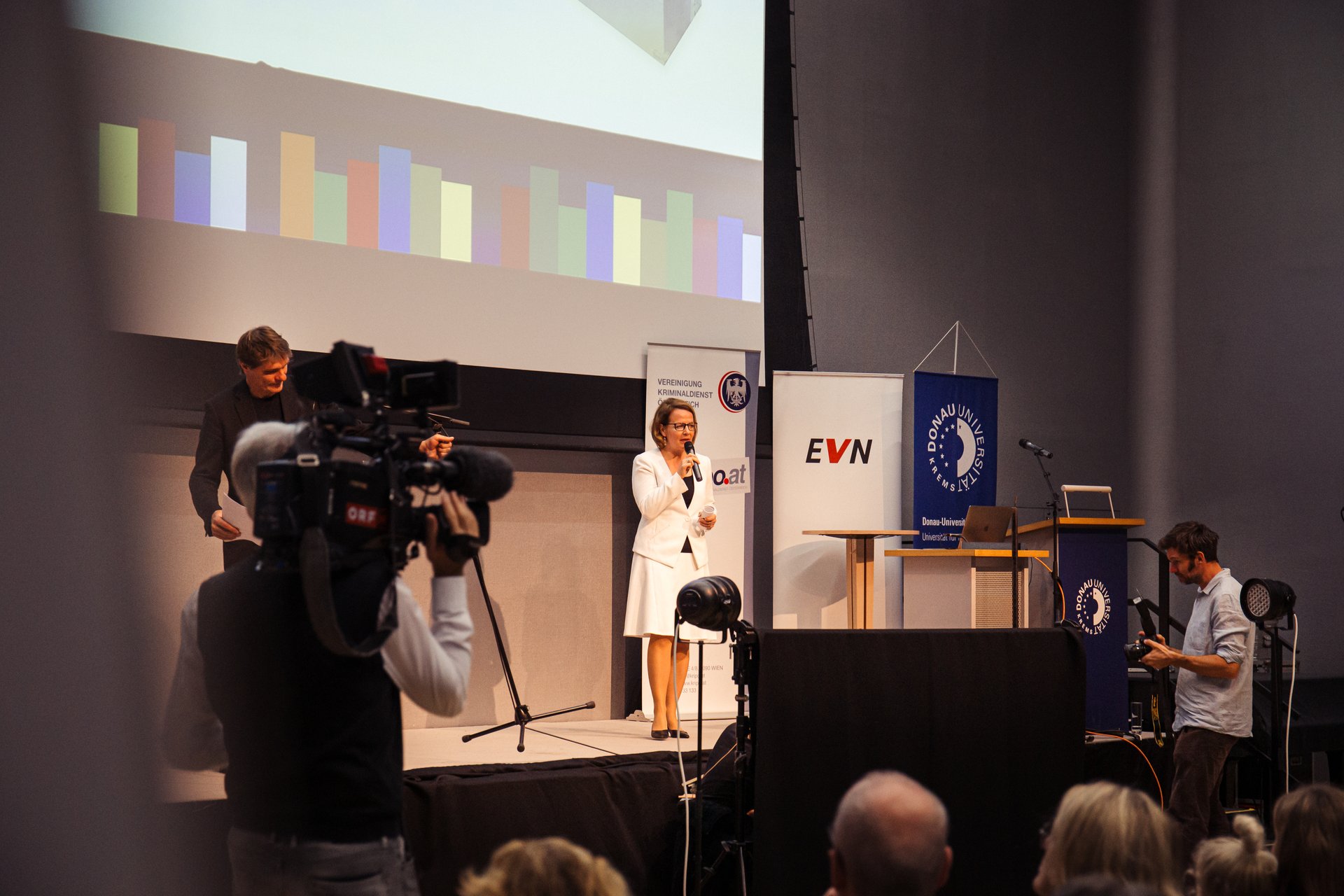 Landesrätin Teschl-Hofmeister bei ihrer Rede auf der Bühne