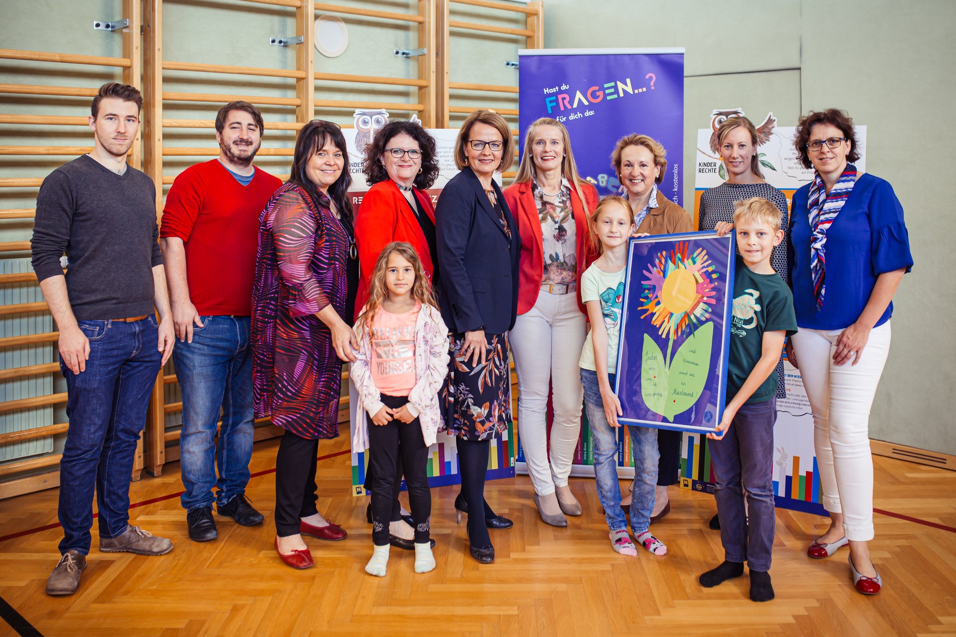 Gruppenfoto mit Landesrätin Teschl-Hofmeister, Ehrengästen und Kindern bei der Eröffnung der Wandersausstellung