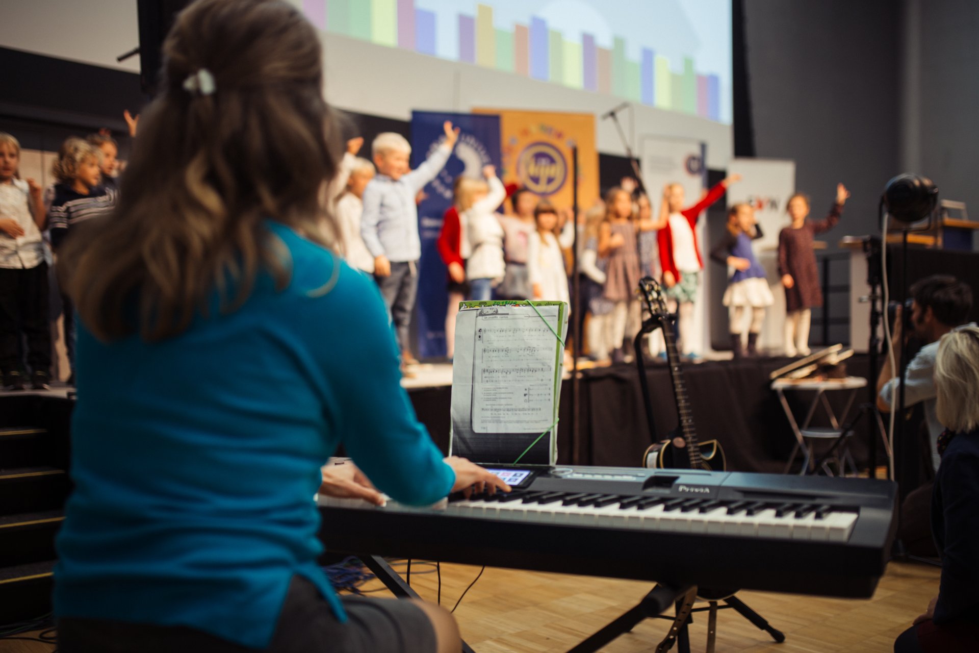 Foto der Schulklasse beim Singen eines Liedes