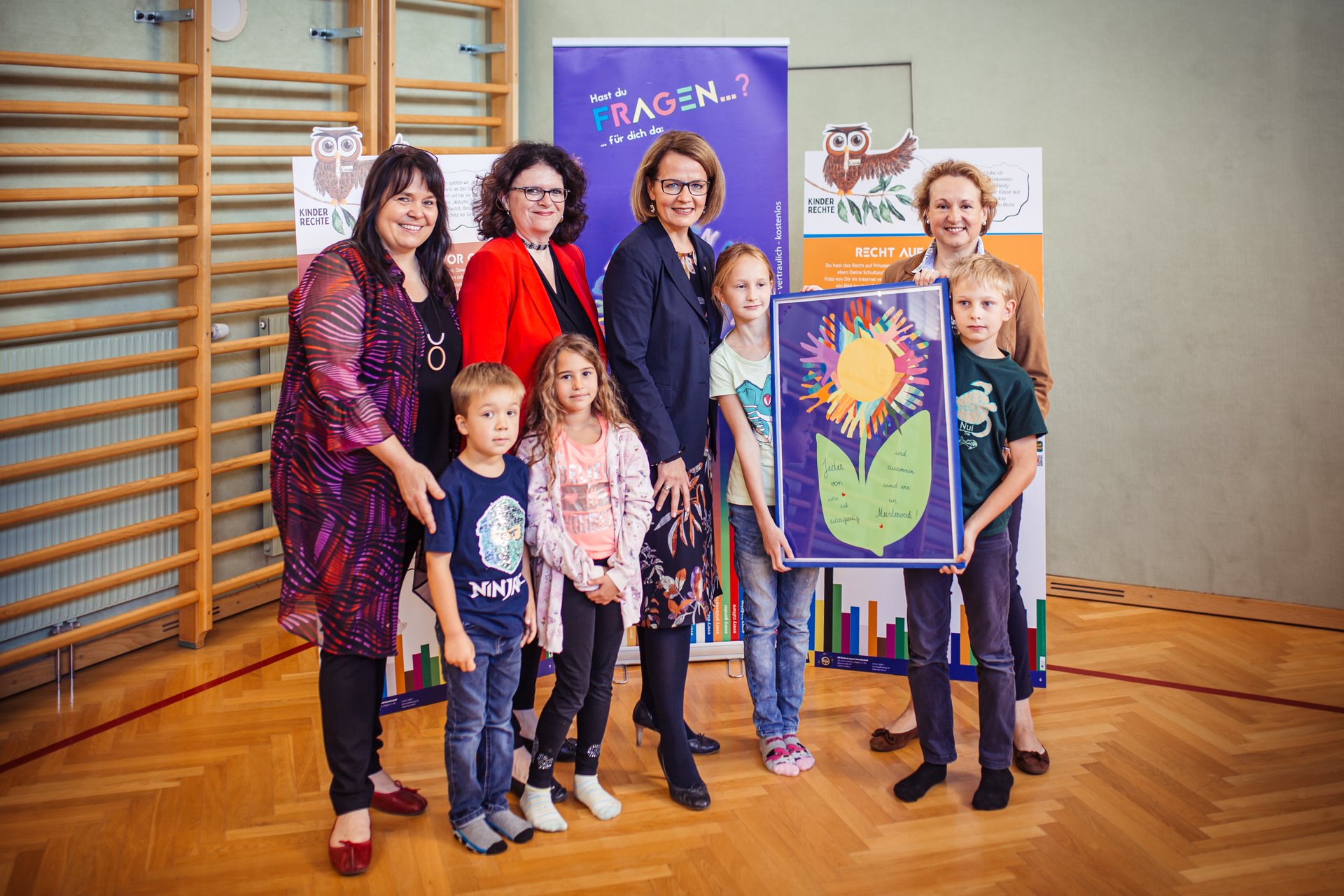 Gruppenfoto mit Landesrätin Teschl-Hofmeister, Gabriela Peterschofsky-Orange, Frau Direktor, Frau HRin Wagner und Kindern