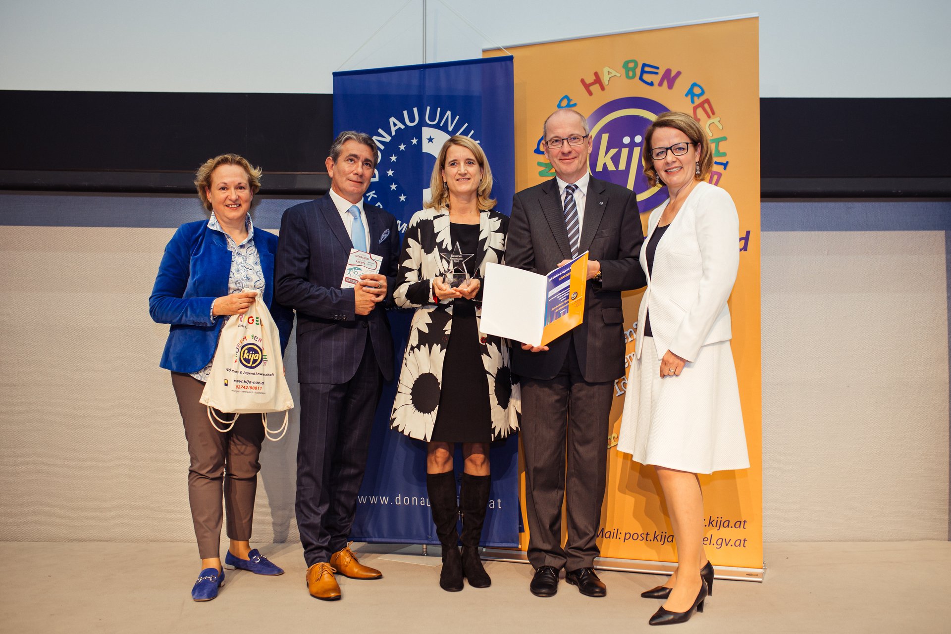Foto bei der Preisübergabe Ehrenpreis der Kinderrechte 2019