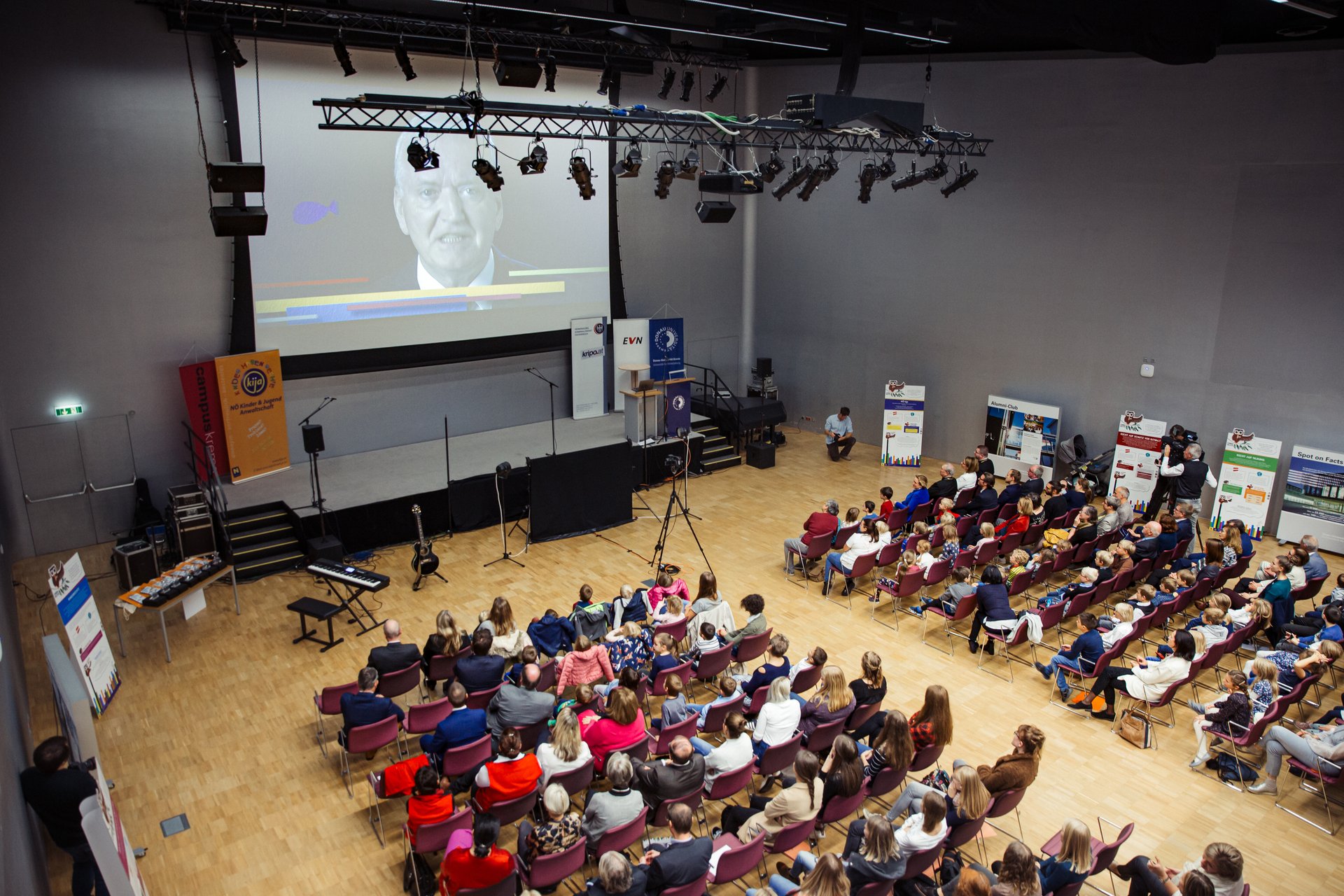 Foto vom Saal mit vielen Teilnehmerinnen und Teilnehmern von oben