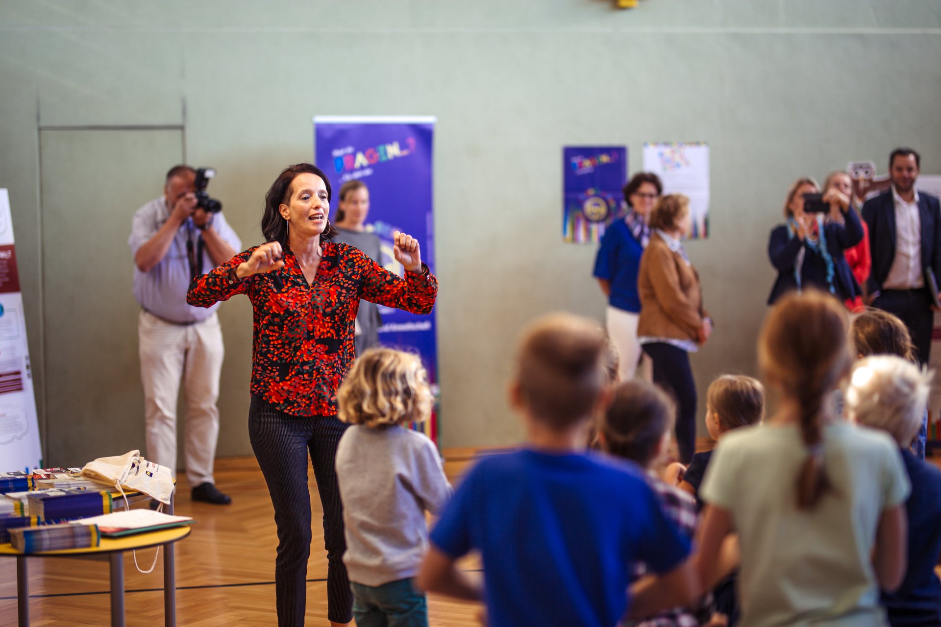 Foto von den Kindern mit einer Lehrerin beim Singen