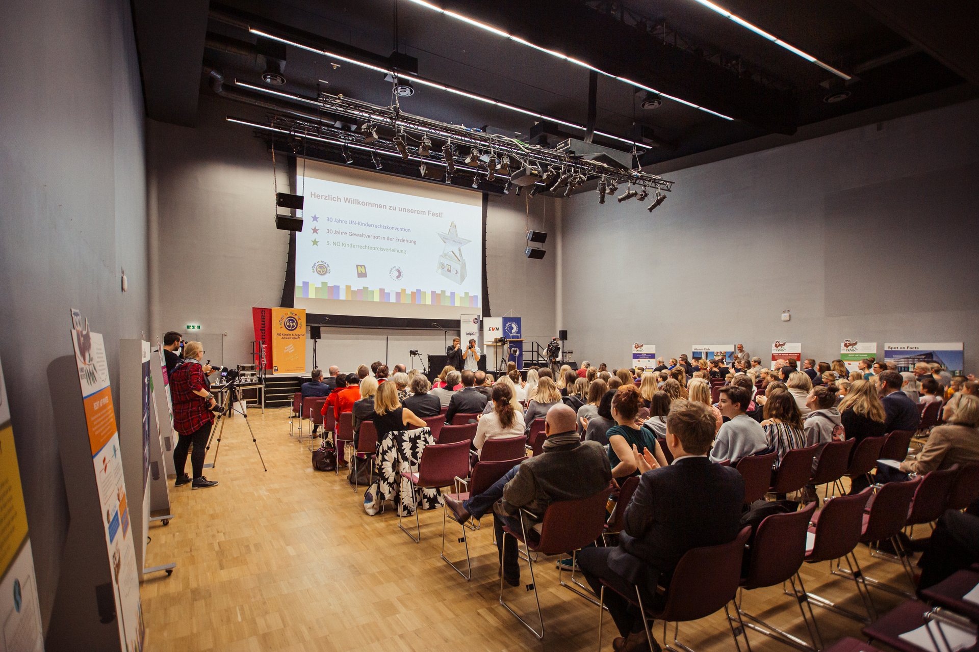 Foto vom Saal mit vielen Teilnehmerinnen und Teilnehmern