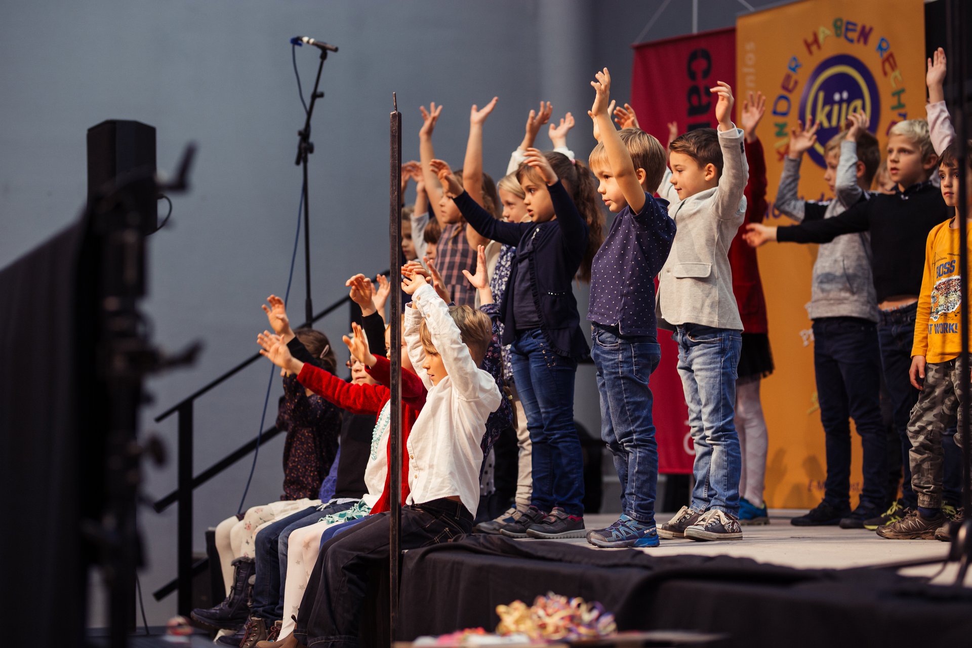 Schulklasse beim Singen eines Liedes
