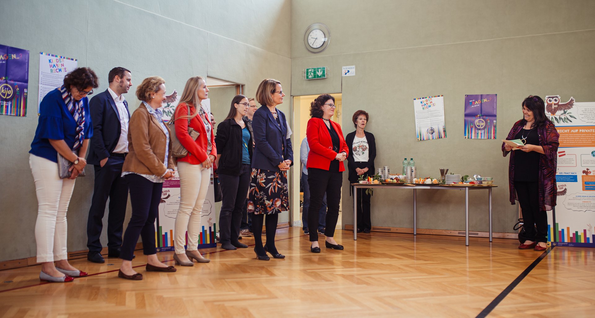 Foto von Landesrätin Teschl-Hofmeister und den Ehrengästen
