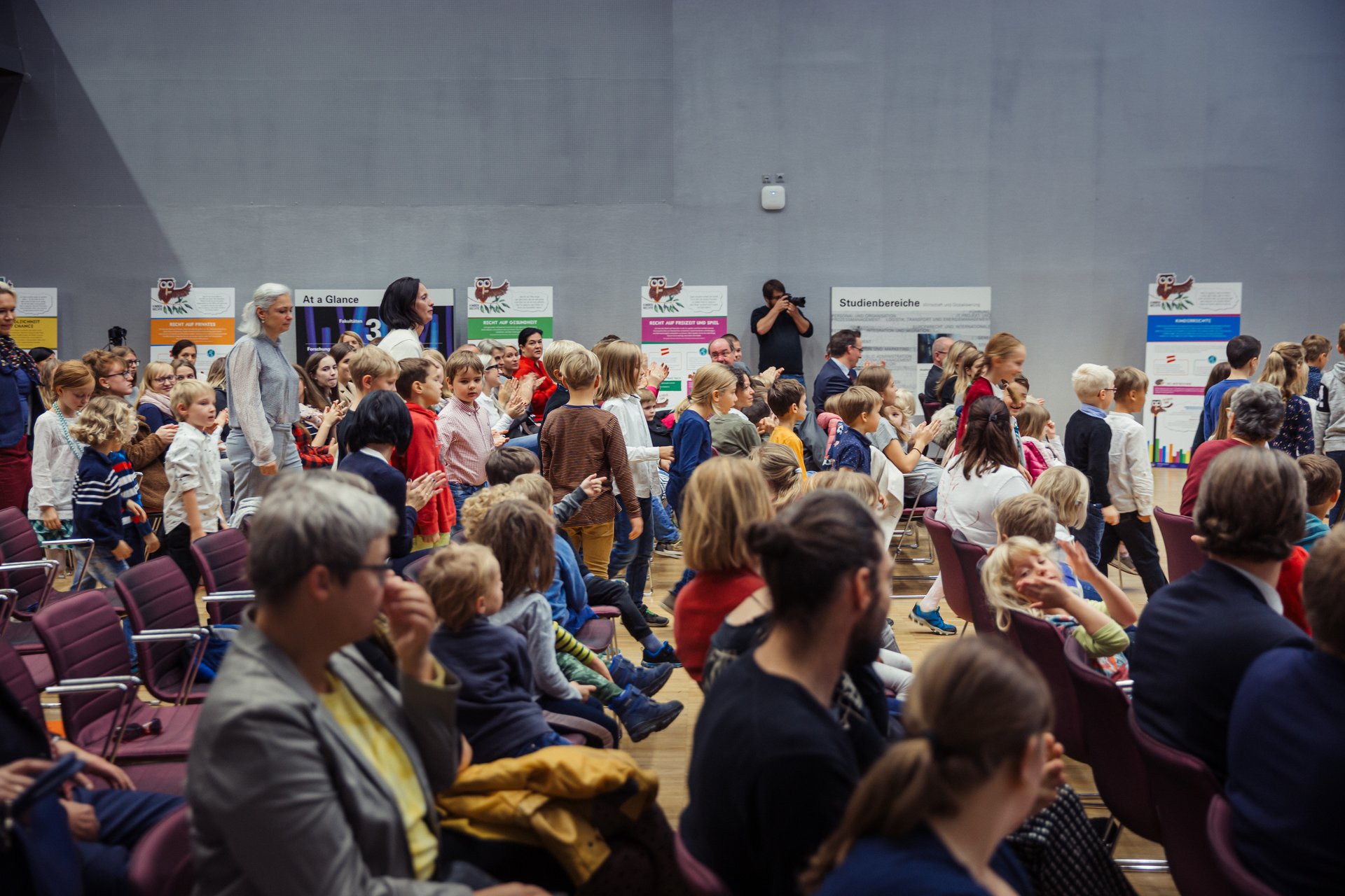 Foto vom Saal mit vielen Teilnehmerinnen und Teilnehmern