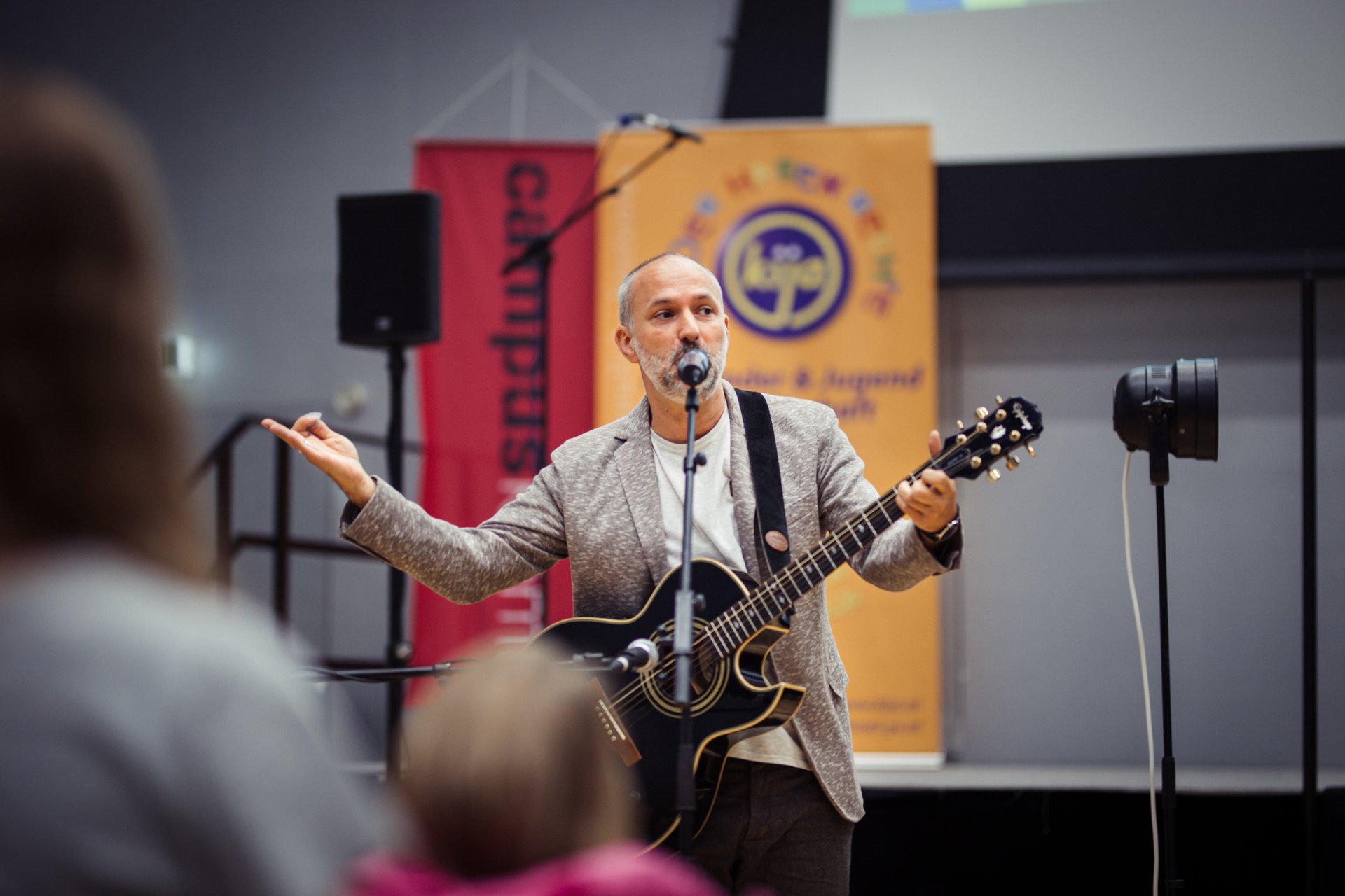 Foto von Herrn Bauernfeind beim Singen eines Liedes