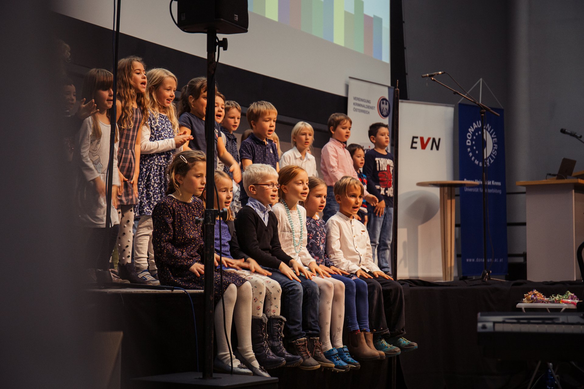 Schulklasse beim Singen eines Liedes