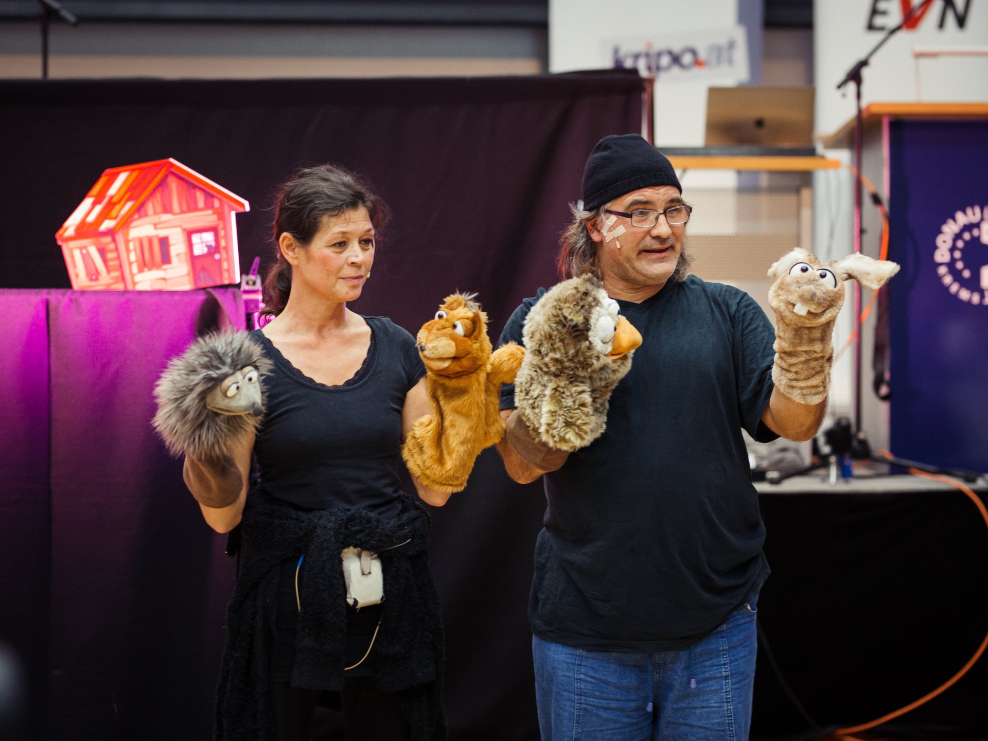 die beiden Handpuppenspieler mit den vier Handpuppen "Rocko", "Niki", "Löffl" und "Kiyou"