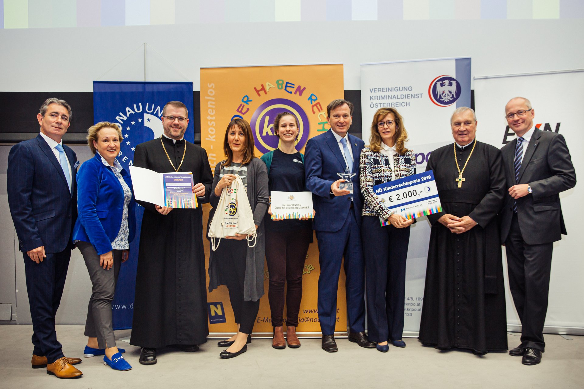 Gruppenfoto mit Preisträgern NÖ Kinderrechtepreis 2019