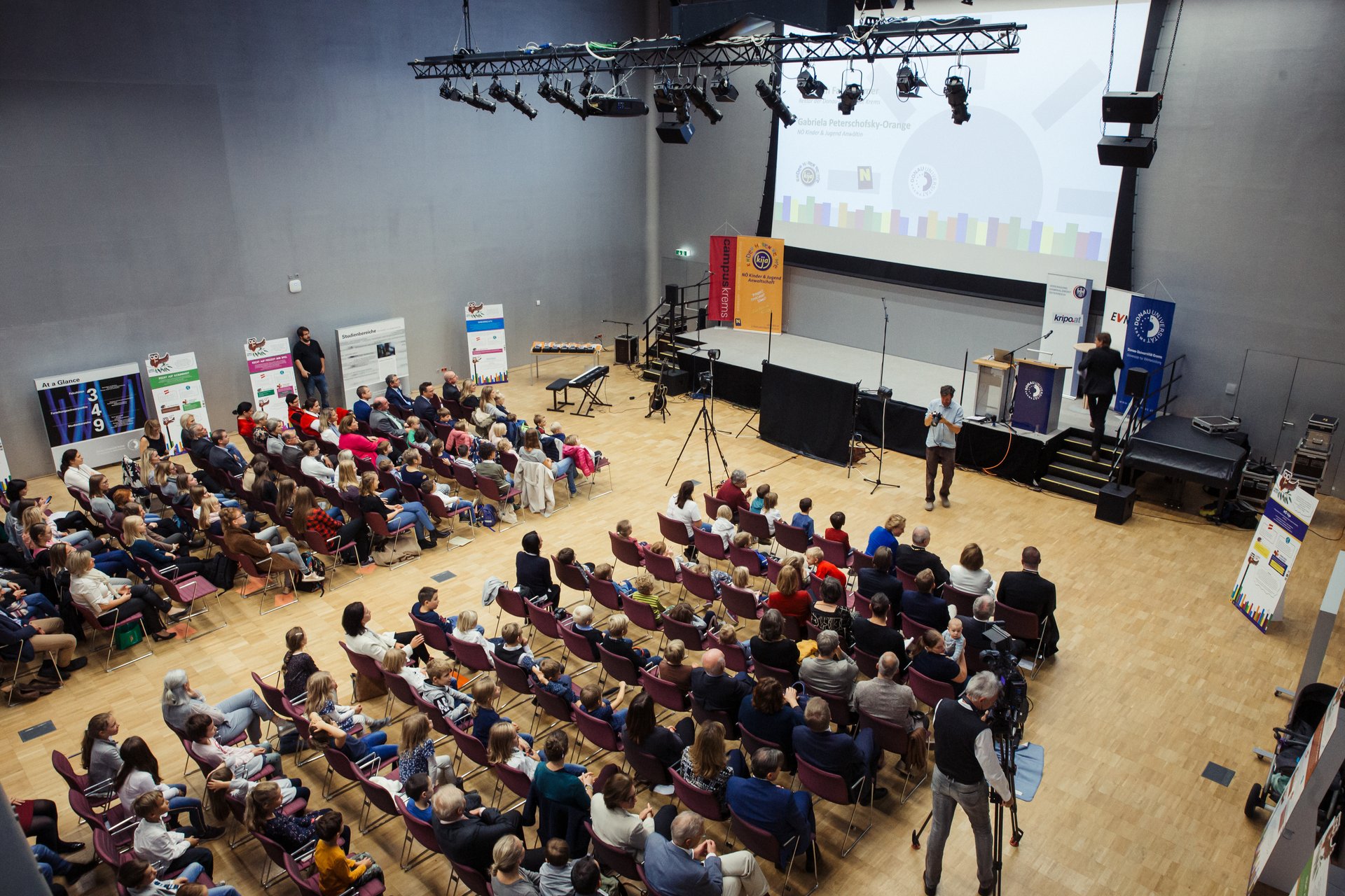 Foto vom Saal mit vielen Teilnehmerinnen und Teilnehmern von oben