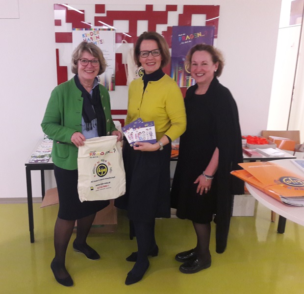 Bezirkshauptfrau der BH Krems, Landesrätin Teschl-Hofmeister und NÖ Kinder & Jugend Anwältin beim Broschüren-Stand der NÖ kija