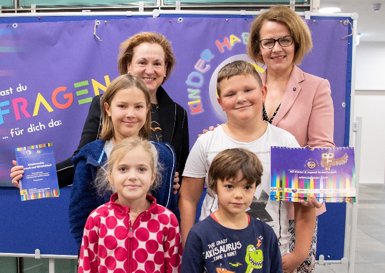 NÖ Kinder & Jugend Anwältin und Landesrätin Teschl-Hofmeister mit Kindern vor dem Banner der NÖ kija