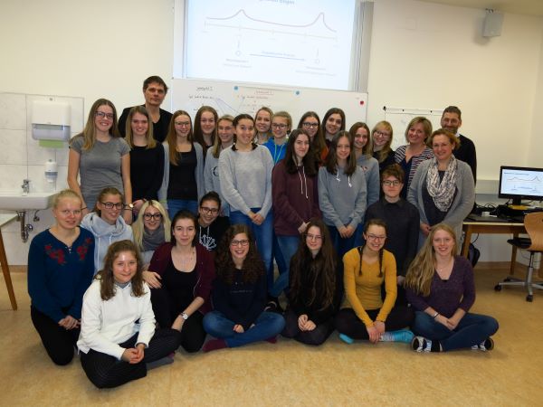 Gruppenfoto der Schulklasse mit Christoph Rabl und Mag.a Gabriela Peterschofsky-Orange