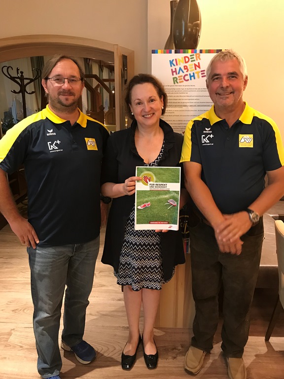 Foto von Frau Mag.a Peterschofsky-Orange beim Vortrag über die NÖ kija und die Kinderrechte beim NÖ Volleyballverbandstag